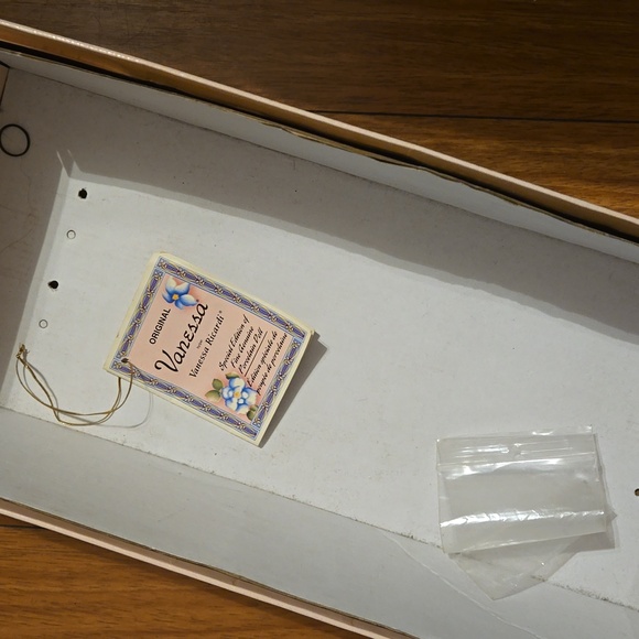 Vanessa ricardi doll 2004 with her box and stand she have all her object - Picture 9 of 10